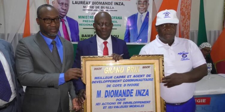 Développement communautaire: Le Maire de Dualla Inza Diomandé reçoit le Grand Prix National Cadre d’Or