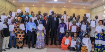 Koumassi : Bacongo recase les déguerpis de Houphouët-Boigny 1 et 2 à Yaou. Leurs documents de propriété remis