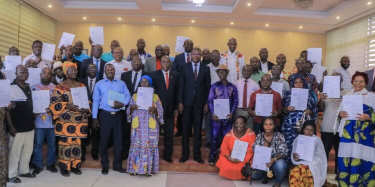 Koumassi : Bacongo recase les déguerpis de Houphouët-Boigny 1 et 2 à Yaou. Leurs documents de propriété remis
