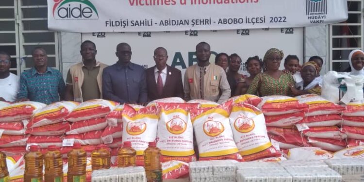 Abobo : Une Ong remet des kits alimentaires aux victimes des inondations