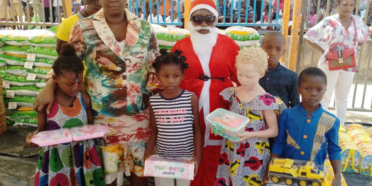 Yopougon MICAO/Noël : Belmonde Dogo offre des cadeaux à 200 enfants et des vivres à 100 ménages