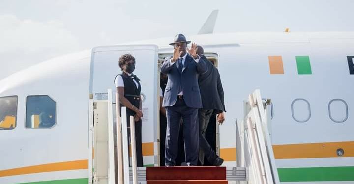 CEDEAO : le Président Ouattara à Abuja pour parler des transitions au Mali, Burkina, Guinée