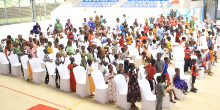 Arbre de Noël 2022: le ministre « Père Noël » Claude Danho Paulin gâte les enfants d’Attecoubé