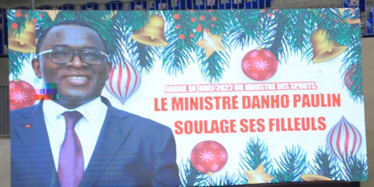 Arbre de Noël 2022: le ministre « Père Noël » Claude Danho Paulin gâte les enfants d’Attecoubé