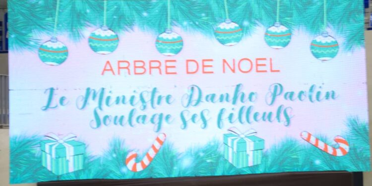 Arbre de Noël 2022: le ministre « Père Noël » Claude Danho Paulin gâte les enfants d’Attecoubé