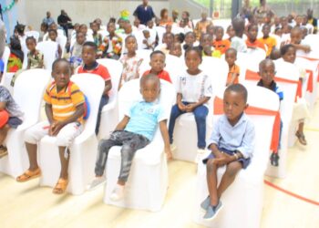 Arbre de Noël 2022: le ministre « Père Noël » Claude Danho Paulin gâte les enfants d&rsquo;Attecoubé