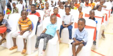 Arbre de Noël 2022: le ministre « Père Noël » Claude Danho Paulin gâte les enfants d&rsquo;Attecoubé