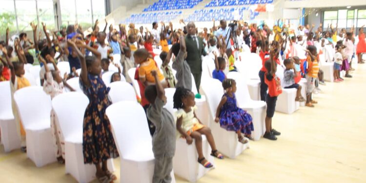 Arbre de Noël 2022: le ministre « Père Noël » Claude Danho Paulin gâte les enfants d’Attecoubé