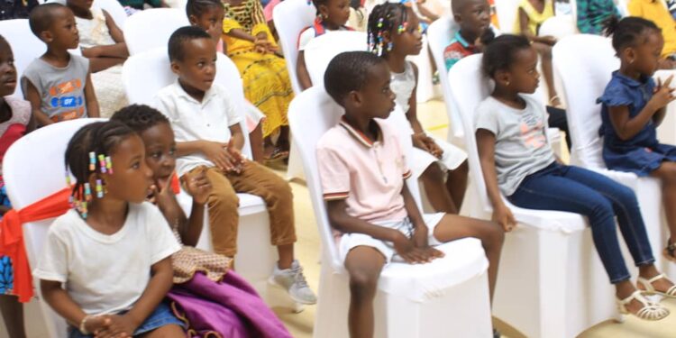 Arbre de Noël 2022: le ministre « Père Noël » Claude Danho Paulin gâte les enfants d’Attecoubé