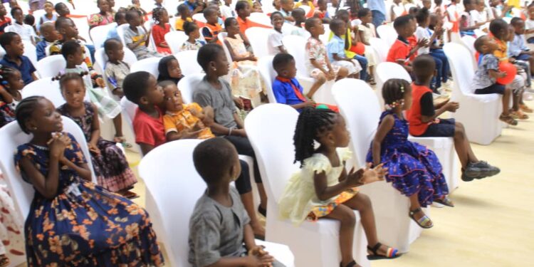 Arbre de Noël 2022: le ministre « Père Noël » Claude Danho Paulin gâte les enfants d’Attecoubé