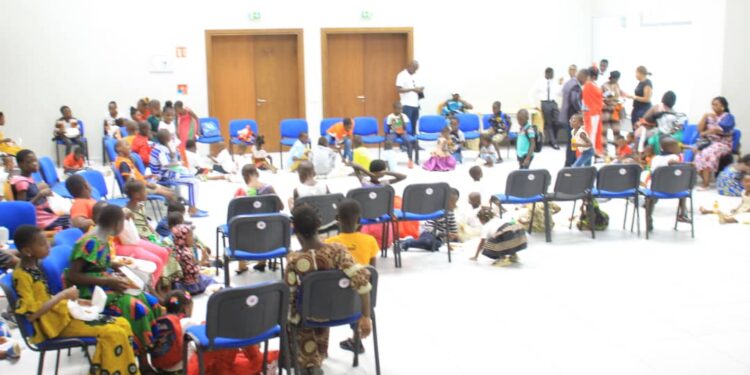 Arbre de Noël 2022: le ministre « Père Noël » Claude Danho Paulin gâte les enfants d’Attecoubé