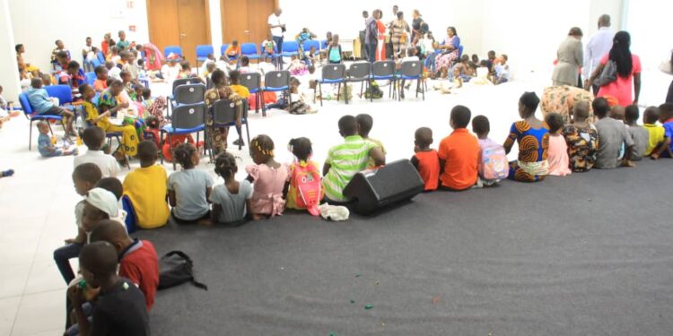 Arbre de Noël 2022: le ministre « Père Noël » Claude Danho Paulin gâte les enfants d’Attecoubé