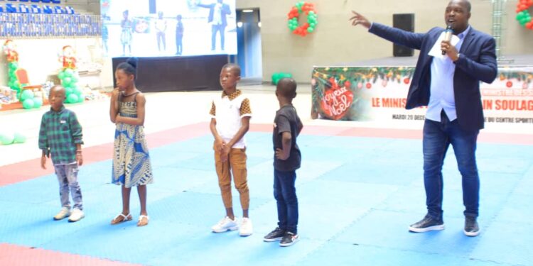 Arbre de Noël 2022: le ministre « Père Noël » Claude Danho Paulin gâte les enfants d’Attecoubé