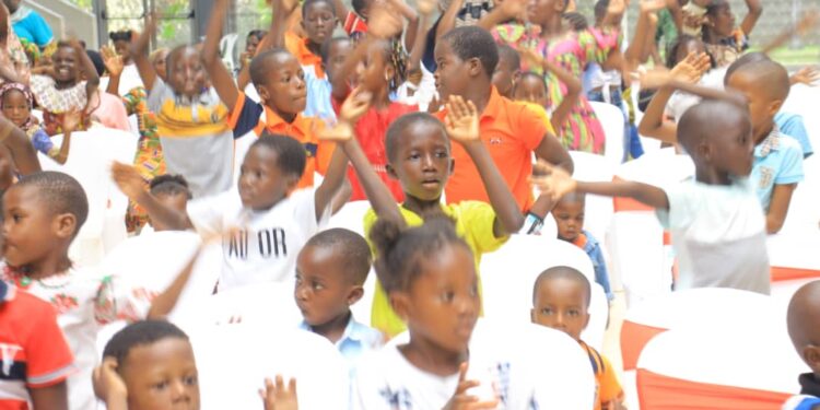 Arbre de Noël 2022: le ministre « Père Noël » Claude Danho Paulin gâte les enfants d’Attecoubé