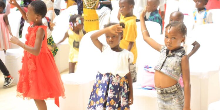 Arbre de Noël 2022: le ministre « Père Noël » Claude Danho Paulin gâte les enfants d’Attecoubé