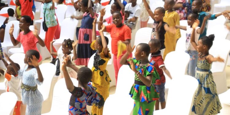 Arbre de Noël 2022: le ministre « Père Noël » Claude Danho Paulin gâte les enfants d’Attecoubé