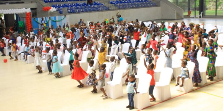 Arbre de Noël 2022: le ministre « Père Noël » Claude Danho Paulin gâte les enfants d’Attecoubé