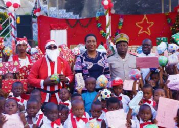 Noël à Raviart/Mme Ahoussou apporte la joie aux enfants