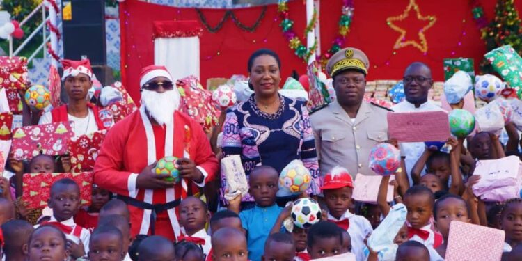 Noël à Raviart/Mme Ahoussou apporte la joie aux enfants