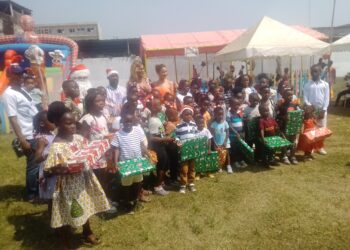 Noël 2022 : Nina Bley decide de « scolariser à vie » 4 enfants de deux défunts journalistes culturels