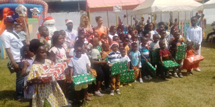 Noël 2022 : Nina Bley decide de « scolariser à vie » 4 enfants de deux défunts journalistes culturels