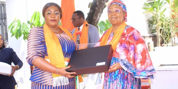 Vœux des maires au ministre Danho Paulin Claude, président du bureau exécutif de l’UVICOCI le 26 janvier au siège de leur union.