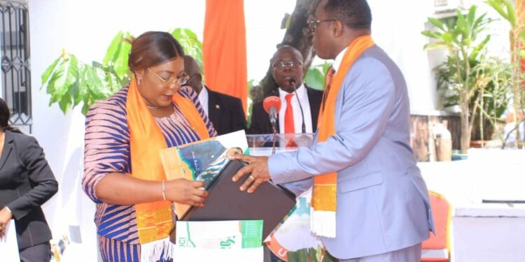 Vœux des maires au ministre Danho Paulin Claude, président du bureau exécutif de l’UVICOCI le 26 janvier au siège de leur union.