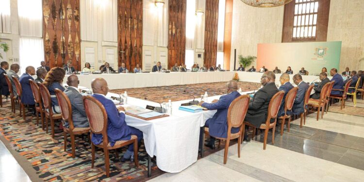 Gouvernement : le Président Alassane Ouattara salue les résultats obtenus dans un contexte mondial particulièrement difficile