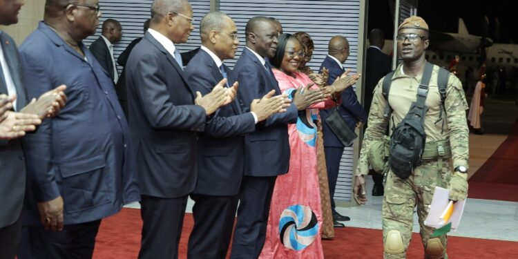 Les photos de l’accueil des 46 Soldats ivoiriens précédemment détenus au Mali, par le Président Alassane OUATTARA, le 7 janvier 2023 à l’aéroport Houphouët Boigny d’Abidjan.