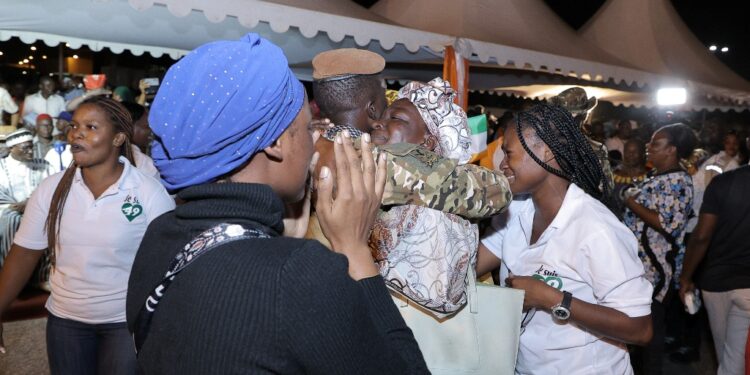 Les photos de l’accueil des 46 Soldats ivoiriens précédemment détenus au Mali, par le Président Alassane OUATTARA, le 7 janvier 2023 à l’aéroport Houphouët Boigny d’Abidjan.