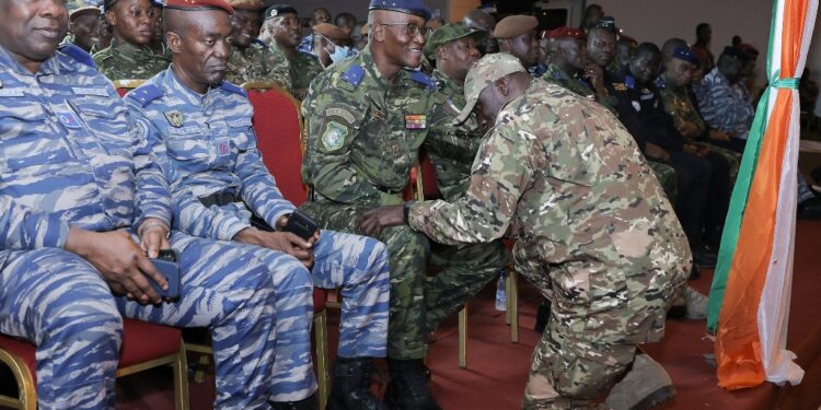 Les photos de l’accueil des 46 Soldats ivoiriens précédemment détenus au Mali, par le Président Alassane OUATTARA, le 7 janvier 2023 à l’aéroport Houphouët Boigny d’Abidjan.