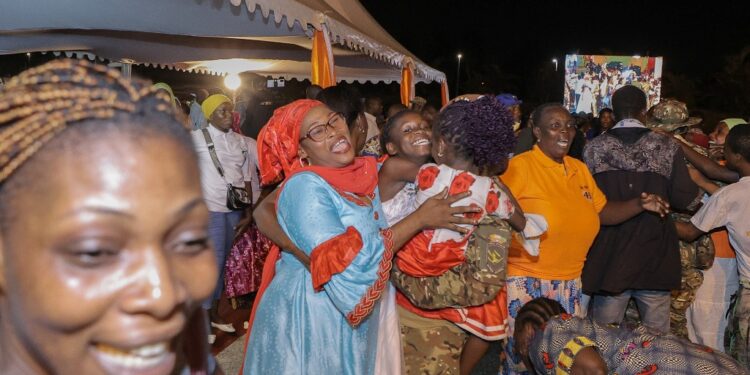 Les photos de l’accueil des 46 Soldats ivoiriens précédemment détenus au Mali, par le Président Alassane OUATTARA, le 7 janvier 2023 à l’aéroport Houphouët Boigny d’Abidjan.
