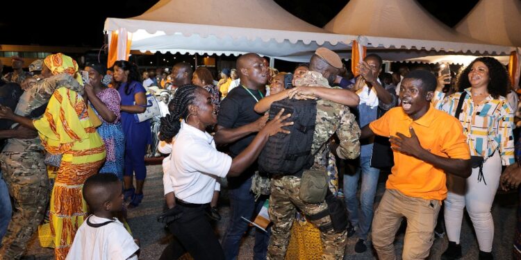 Les photos de l’accueil des 46 Soldats ivoiriens précédemment détenus au Mali, par le Président Alassane OUATTARA, le 7 janvier 2023 à l’aéroport Houphouët Boigny d’Abidjan.