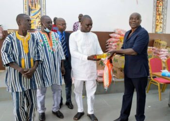 Katiola/fête de fin d’année : Thomas Camara offre des vivres aux populations.