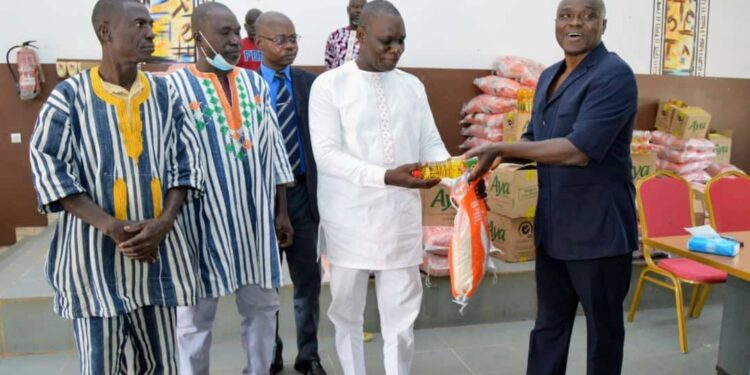 Katiola/fête de fin d’année : Thomas Camara offre des vivres aux populations.