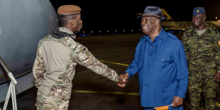 Les photos de l’accueil des 46 Soldats ivoiriens précédemment détenus au Mali, par le Président Alassane OUATTARA, le 7 janvier 2023 à l’aéroport Houphouët Boigny d’Abidjan.