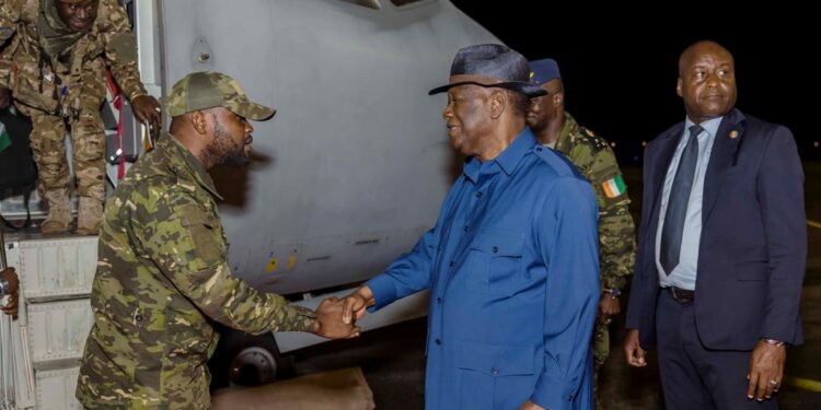 Les photos de l’accueil des 46 Soldats ivoiriens précédemment détenus au Mali, par le Président Alassane OUATTARA, le 7 janvier 2023 à l’aéroport Houphouët Boigny d’Abidjan.