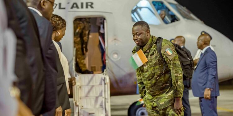 Les photos de l’accueil des 46 Soldats ivoiriens précédemment détenus au Mali, par le Président Alassane OUATTARA, le 7 janvier 2023 à l’aéroport Houphouët Boigny d’Abidjan.