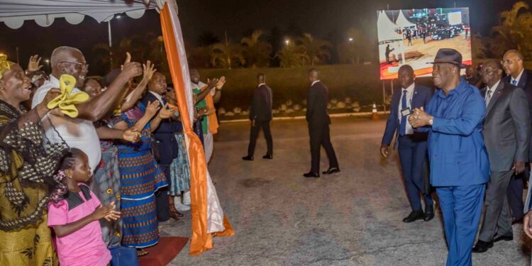 Les photos de l’accueil des 46 Soldats ivoiriens précédemment détenus au Mali, par le Président Alassane OUATTARA, le 7 janvier 2023 à l’aéroport Houphouët Boigny d’Abidjan.