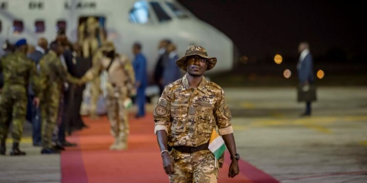 Les photos de l’accueil des 46 Soldats ivoiriens précédemment détenus au Mali, par le Président Alassane OUATTARA, le 7 janvier 2023 à l’aéroport Houphouët Boigny d’Abidjan.