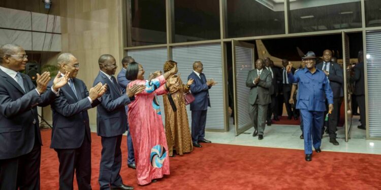 Les photos de l’accueil des 46 Soldats ivoiriens précédemment détenus au Mali, par le Président Alassane OUATTARA, le 7 janvier 2023 à l’aéroport Houphouët Boigny d’Abidjan.