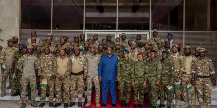 Les photos de l’accueil des 46 Soldats ivoiriens précédemment détenus au Mali, par le Président Alassane OUATTARA, le 7 janvier 2023 à l’aéroport Houphouët Boigny d’Abidjan.
