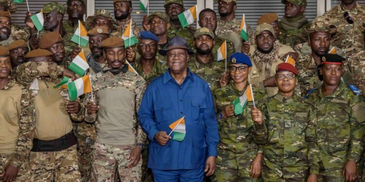 Les photos de l’accueil des 46 Soldats ivoiriens précédemment détenus au Mali, par le Président Alassane OUATTARA, le 7 janvier 2023 à l’aéroport Houphouët Boigny d’Abidjan.