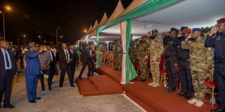 Les photos de l’accueil des 46 Soldats ivoiriens précédemment détenus au Mali, par le Président Alassane OUATTARA, le 7 janvier 2023 à l’aéroport Houphouët Boigny d’Abidjan.