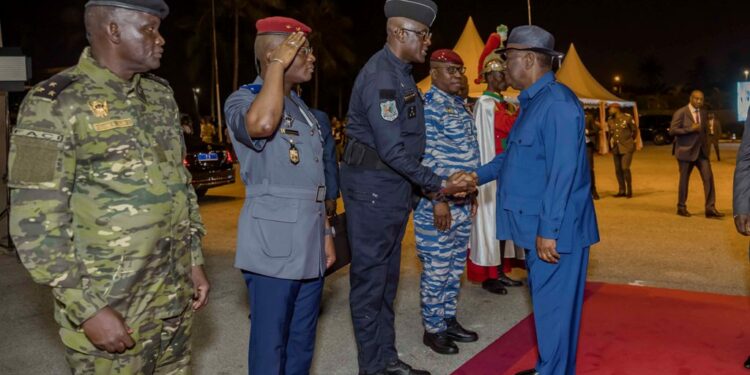 Les photos de l’accueil des 46 Soldats ivoiriens précédemment détenus au Mali, par le Président Alassane OUATTARA, le 7 janvier 2023 à l’aéroport Houphouët Boigny d’Abidjan.