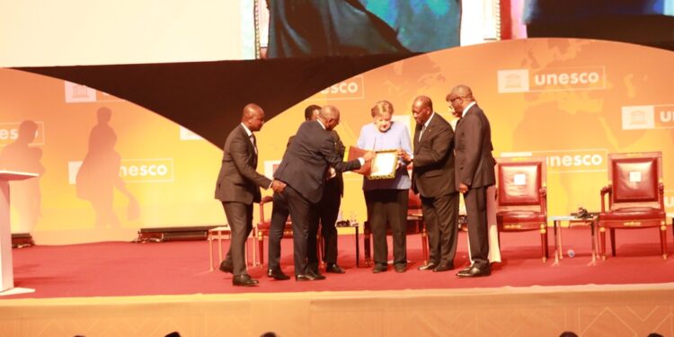 Les images de la remise du prix Félix Houphouët Boigny pour la paix  à Angela Merkel, à Yamoussoukro le 8 février 2023
