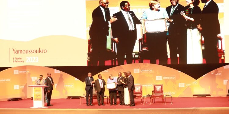 Les images de la remise du prix Félix Houphouët Boigny pour la paix  à Angela Merkel, à Yamoussoukro le 8 février 2023