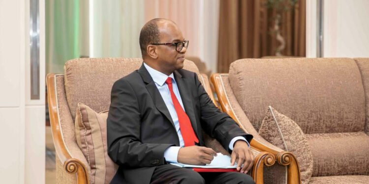 Le Vice-Président, Tiémoko Meyliet KONE, a reçu en audience l’Administrateur du FMI pour la Côte d’Ivoire, M. Facinet SYLLA, le 28 février 2023, au Palais Présidenciel à Abidjan