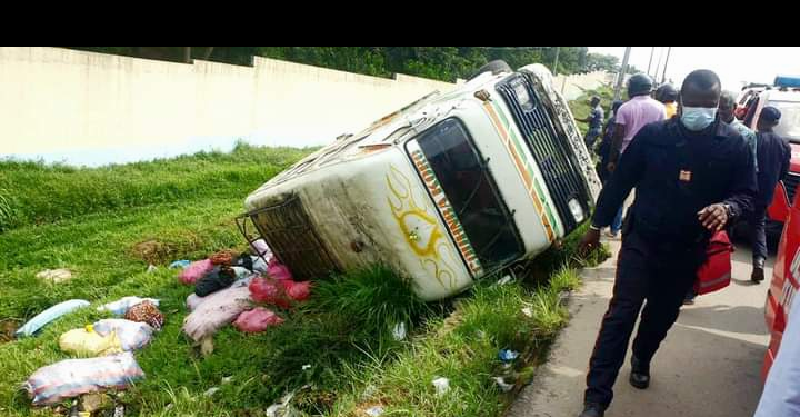Abidjan École de police: Un minicar de transport se renverse