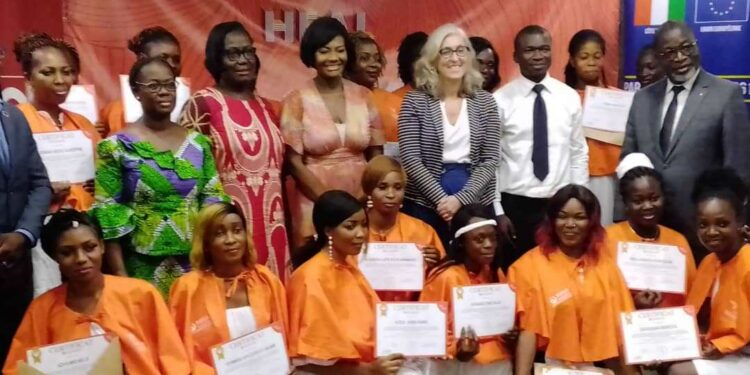 Côte d’Ivoire : Une centaine de coiffeuses d’Abidjan formées pour déstignatiser la santé mentale
